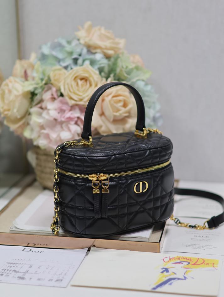 Borsa da toilette piccola Dior 30 Montaigne “Pelle di pecora nera”