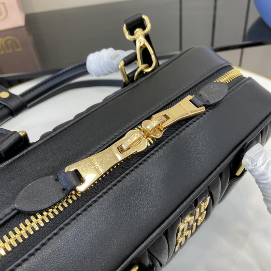 Con set completo di confezioni originali da banco” MIU MIU Arcadie Matelasse borsa a tracolla in pelle di pecora media 27 cm