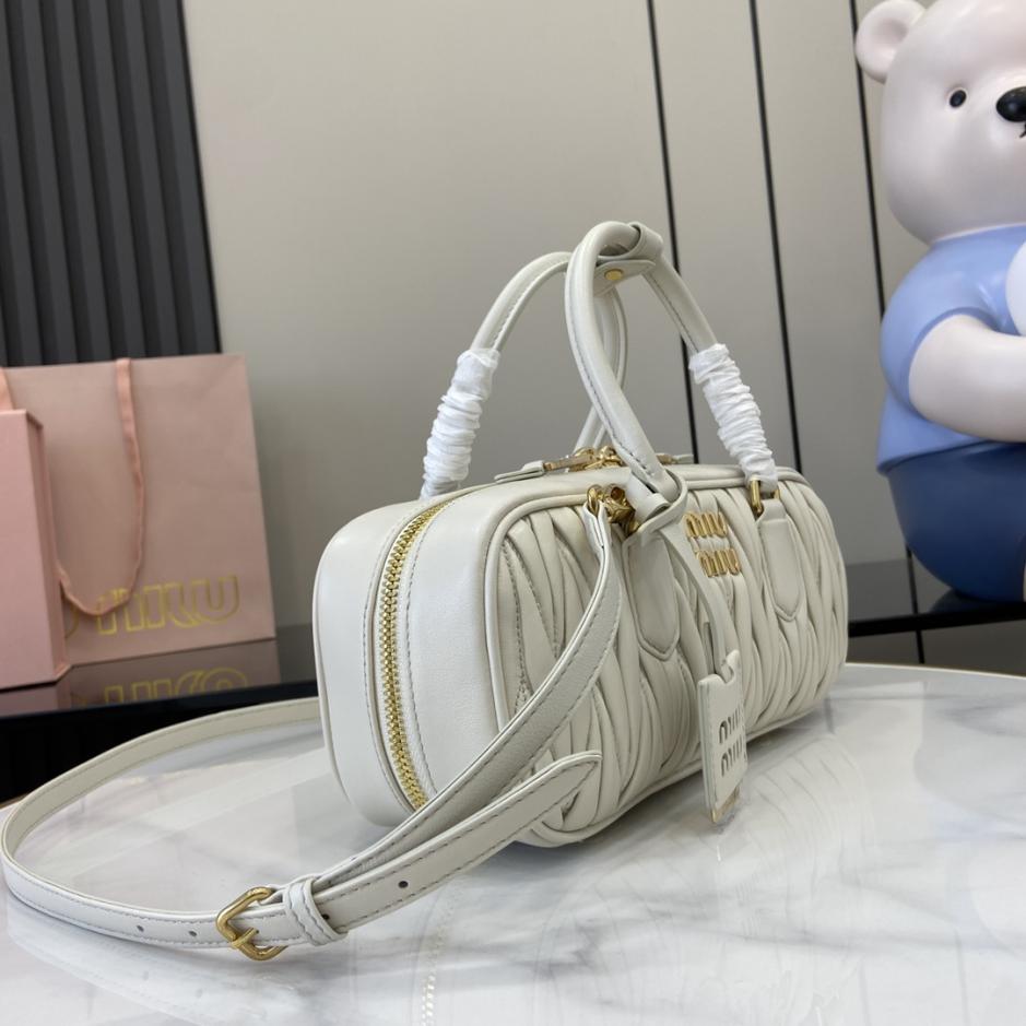 Con set completo di confezioni originali da banco” MIU MIU Arcadie Matelasse borsa a tracolla da bowling media in pelle di pecora da 27 cm