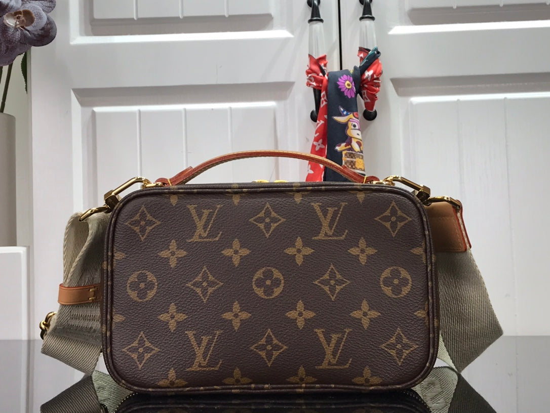 Louis Vuitton Utility in Tela Monogram